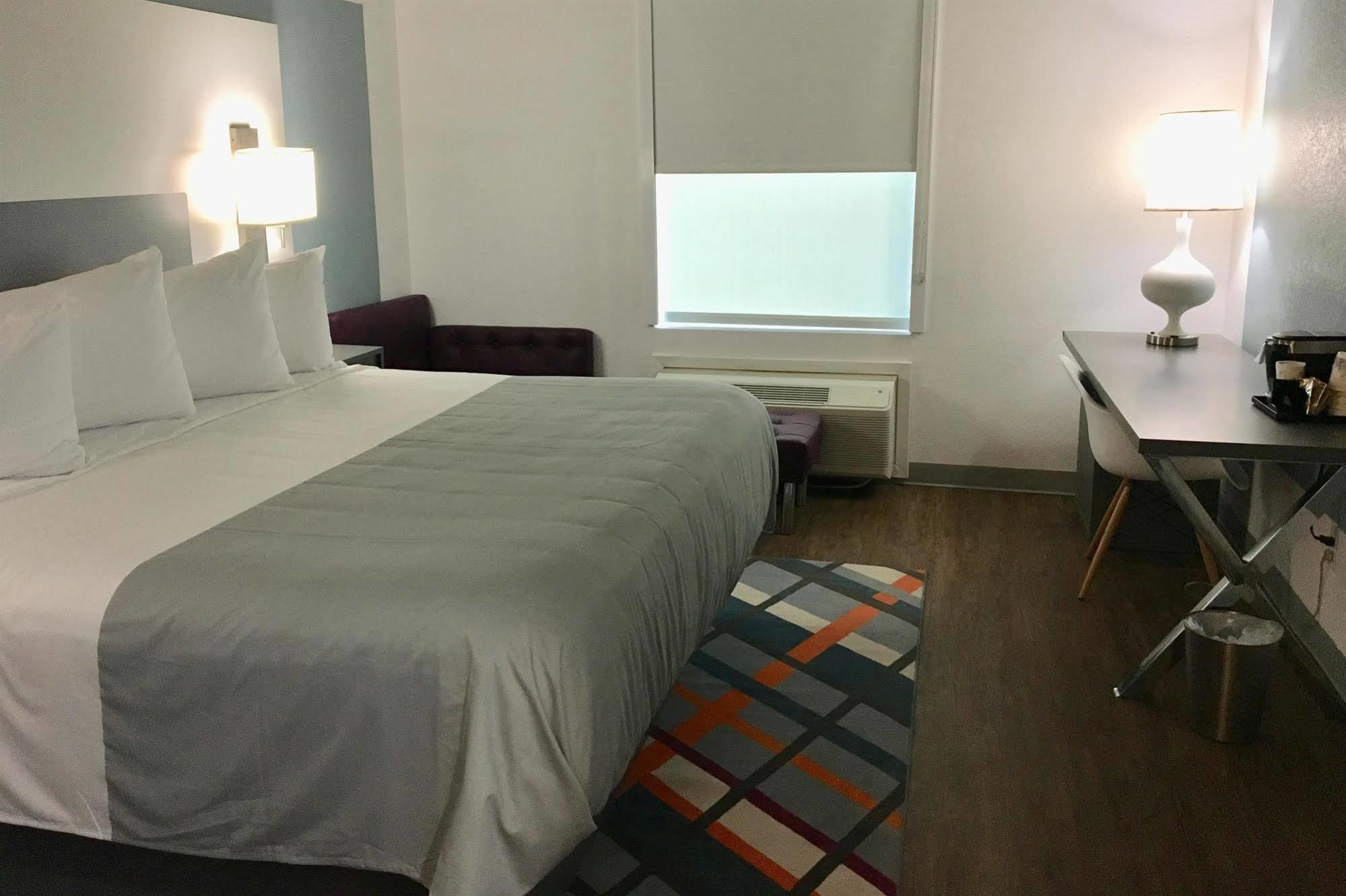 Tryp By Wyndham College Station Hotel Exterior photo